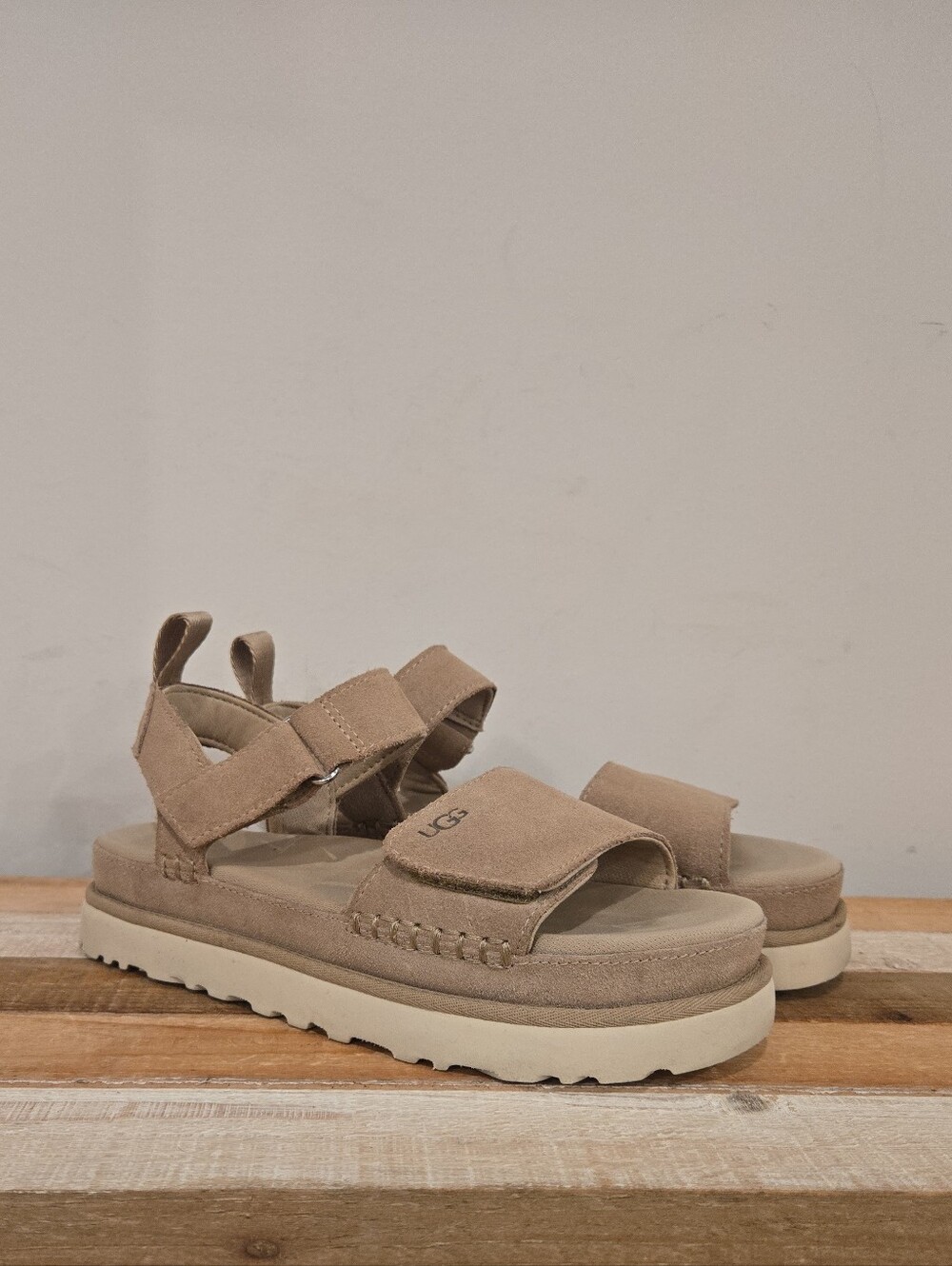 UGG Goldenstar Platform Sandals in Sand Suede Women's Size 8.5